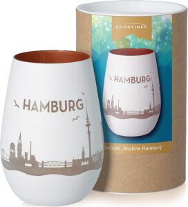 Zusehen ist ein weißes Windlicht mit einem Hamburg Schriftzug, sowie die dazugehörige Verpackung.