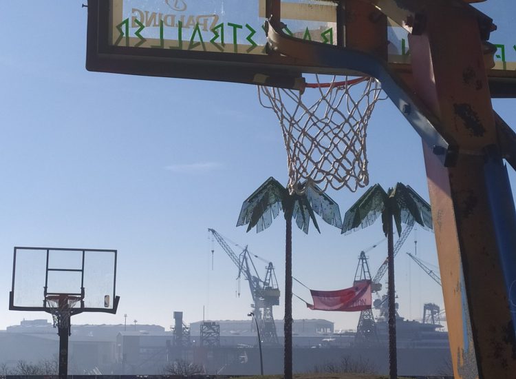 Du siehst den Basketballplatz, sowie die Palmen aus Plasik im Hintergrund vom Park Fiction